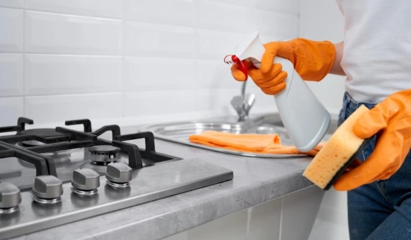 Kitchen cleaning with the cleaner